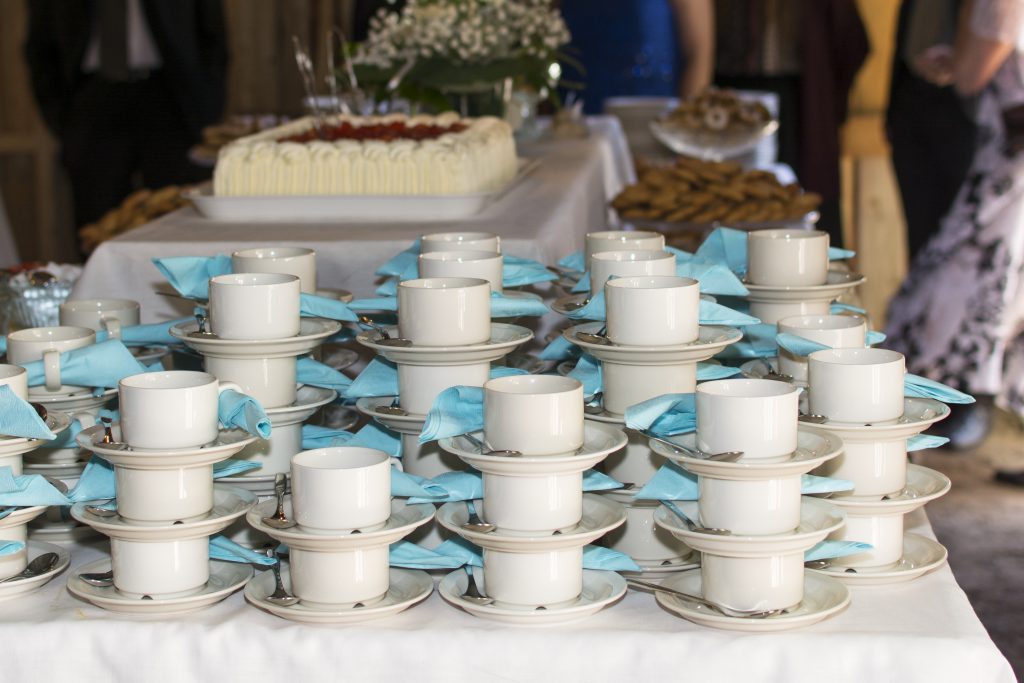 Häihin katettu kahvipöytä